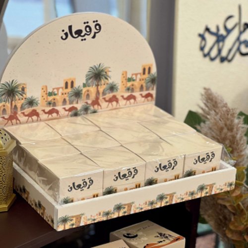 صينية فلين مع علب قرقيعان
